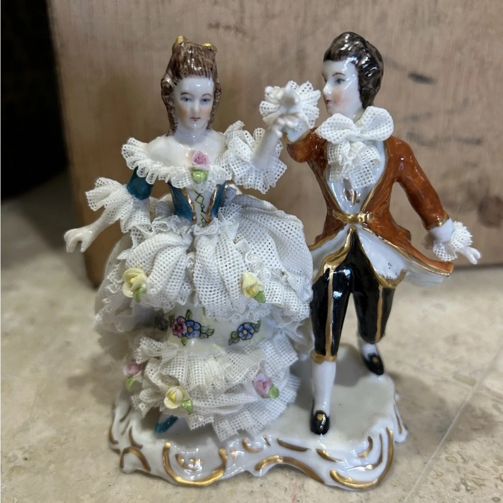 MV IRISH DRESDEN FIGURINE PORCELAIN LACE - DANCING MINUET Antique